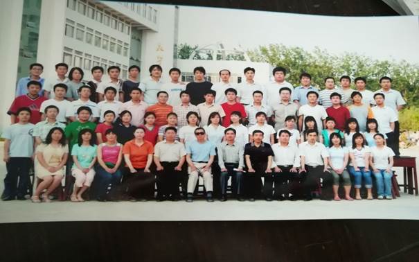 说明: C:\Users\Administrator\Desktop\校友会工作\校友会工作\世界杯体育官方网站历届校友照片\毕业照\E5114E7A7EFAF368C6A4C4AE8ACAD529.jpg