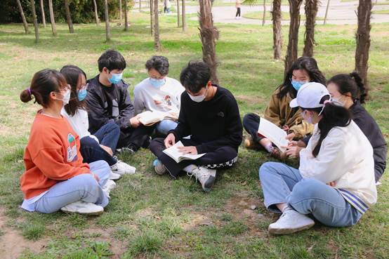 说明: C:\Users\Administrator\Desktop\世界杯体育官方网站 党史宣讲团举办“春深时读书,养一身浩然”小橘灯读书交流活动\图片和视频\图片1.jpg